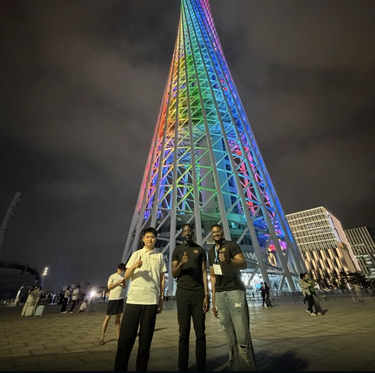 L’équipe Full Business World au pied de la Canton Tower, à Guangzhou
