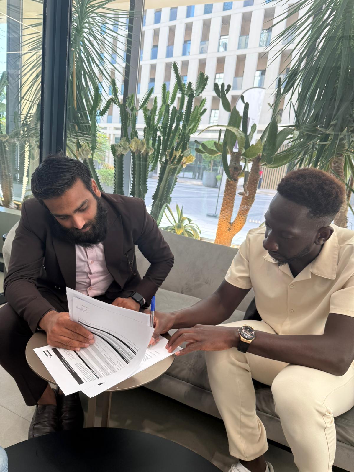 Signature avec un partenaire, sur place