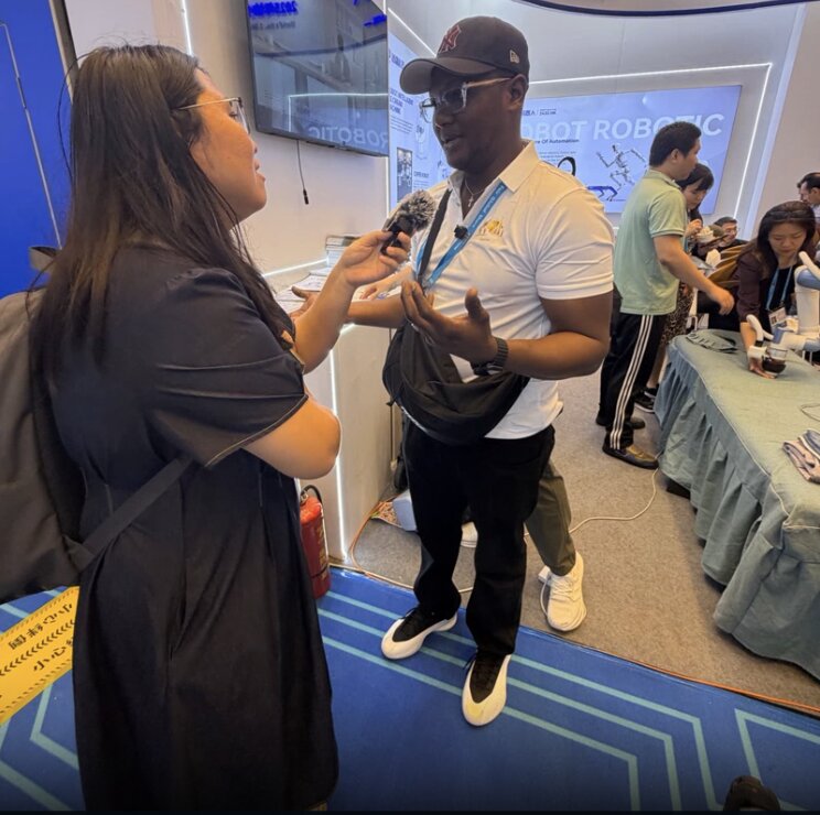 Échange technique avec un fabricant sur le stand robotique de la Canton Fair