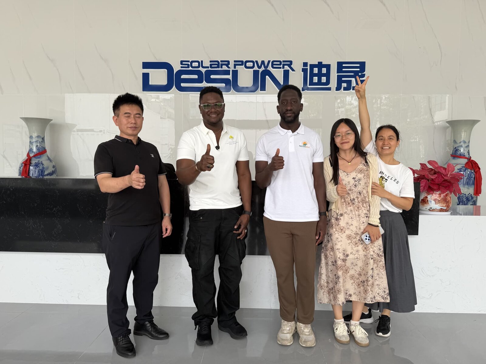 L’équipe Full Business World avec la direction de Desun Solar Power, devant l’usine en Chine
